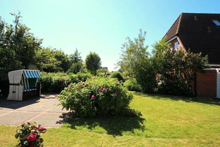 Haushälfte oder Wohnungen auf Föhr, am Ende einer Sackgasse mit grossem Garten